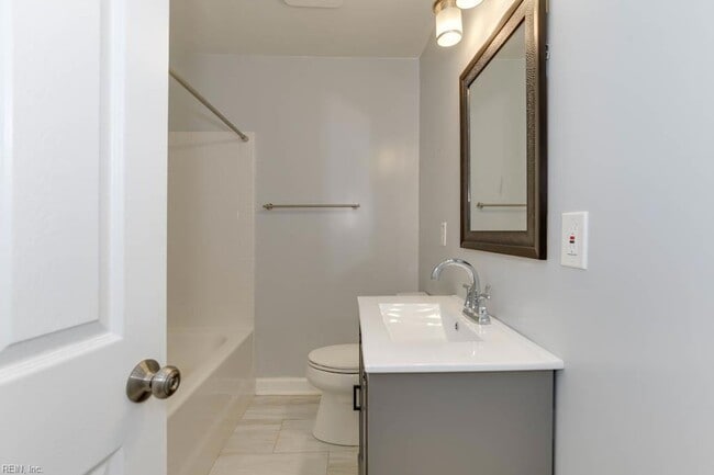 Building Photo - 1405 Baychester Ave