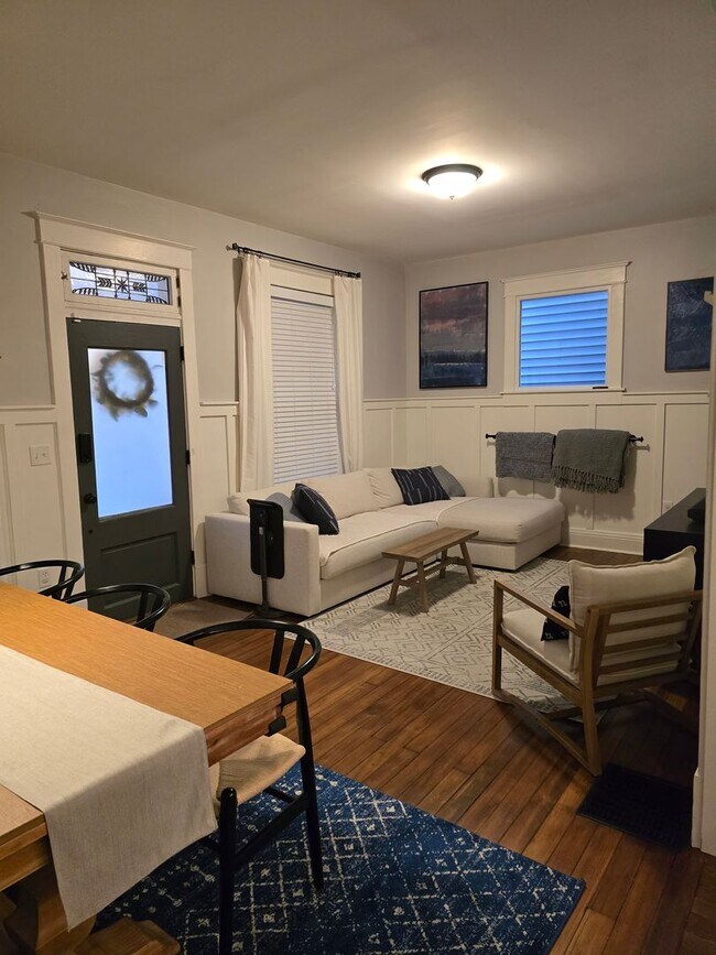 Building Photo - Updated HISTORICAL Downtown Home w/fenced ...