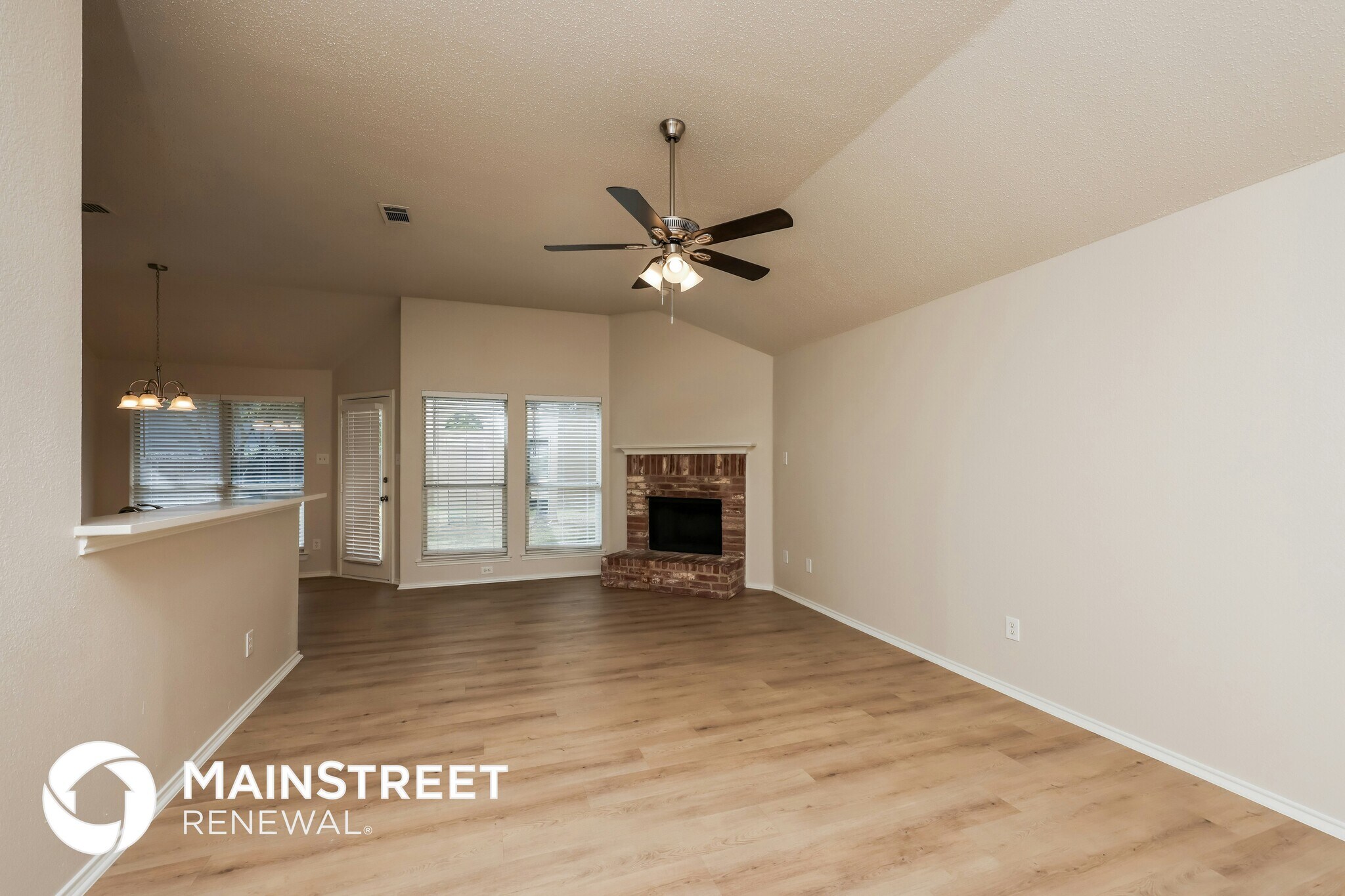 Building Photo - 328 Willow Creek Dr