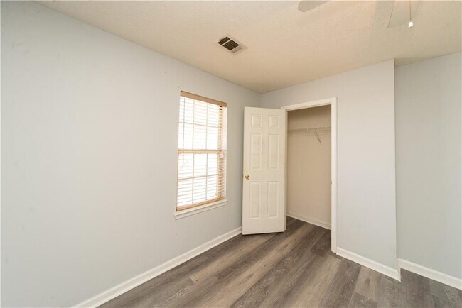 Building Photo - 811 Sugar Oak Ln