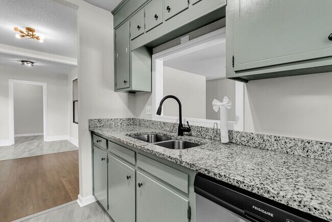 Building Photo - 216 Parlor Dr