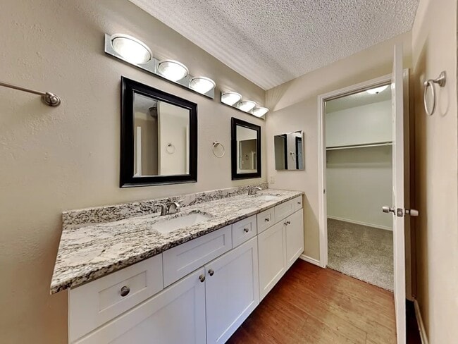 Building Photo - 923 Teakwood Ln