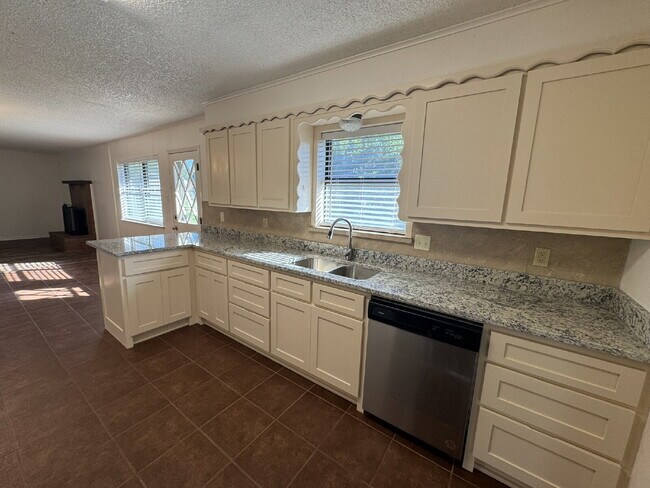 Building Photo - Lovely 3 bedroom 2 bath in desirable neigh...