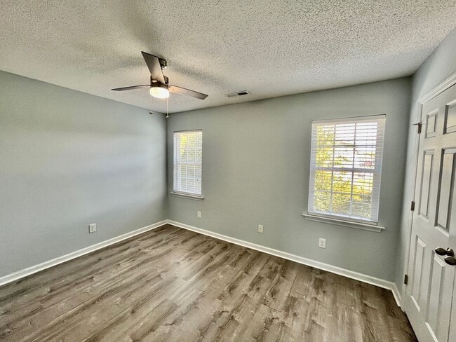 Building Photo - UPDATED Townhome in The GABLES!