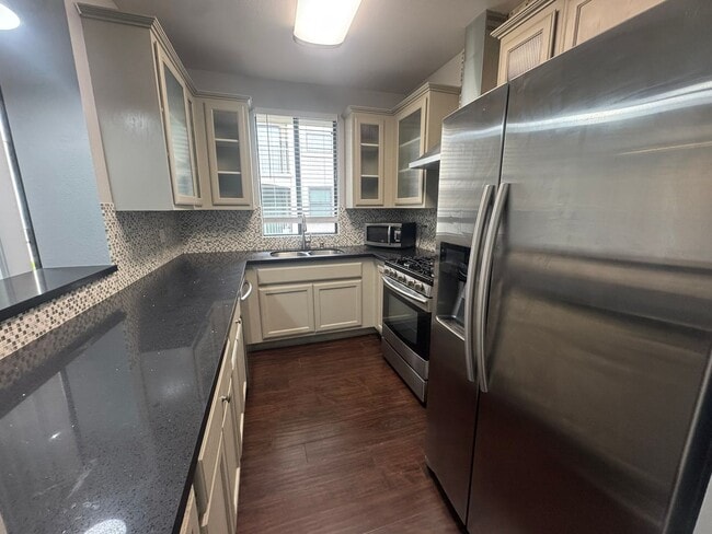 Building Photo - Renovated 2BD/2BA with Tandem Parking, Oversized Balcony & In-Unit Laundry — Downtown Long Beach