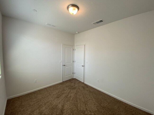 Building Photo - Corner lot Woodside Home in NW Visalia com...