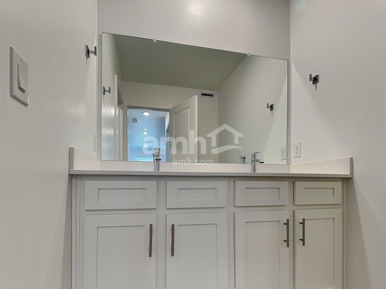 Building Photo - 6544 E Paseo Alga