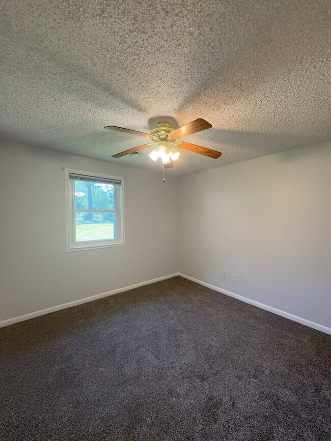 Building Photo - 94 Vandergrift Dr