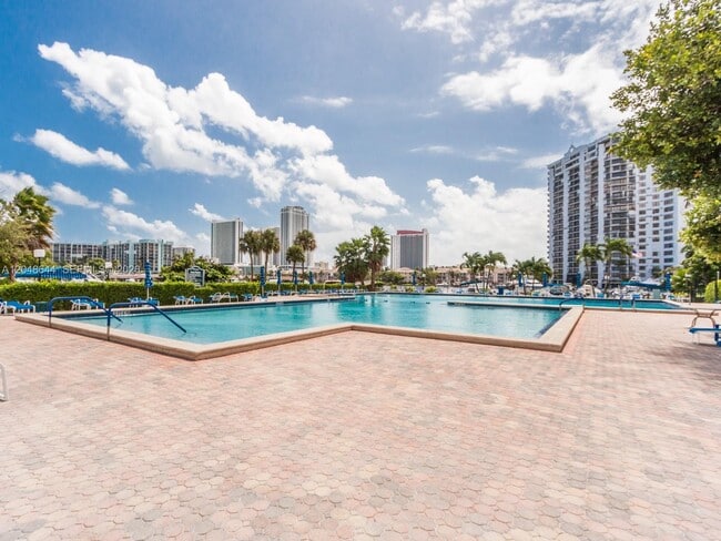 Building Photo - 2500 Parkview Dr