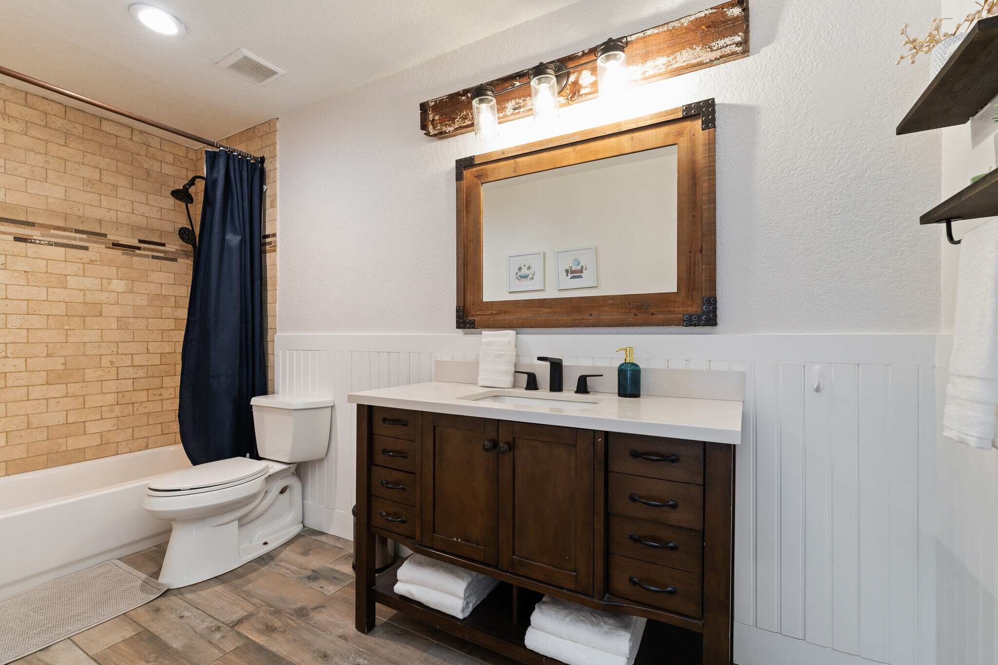 Main bathroom - 79590 Port Royal Ave