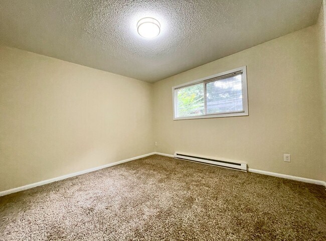 Building Photo - Montavilla 2 Bedroom Top Floor Unit- Great...