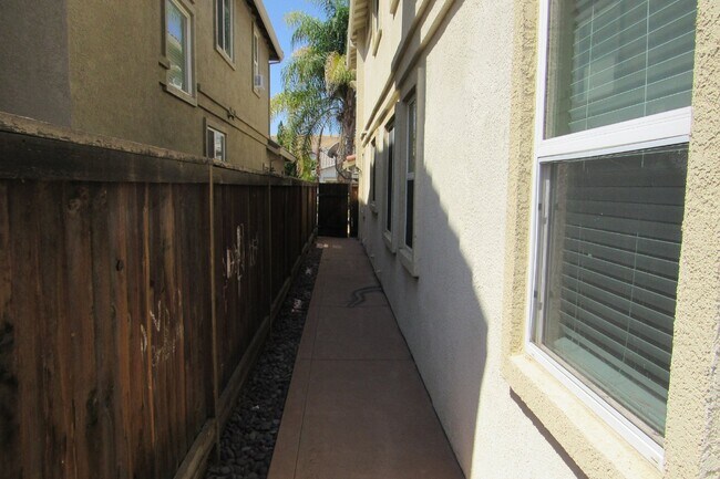Building Photo - Beautiful Deer Ridge 4 Bed, 3 Bath Brentwood Home