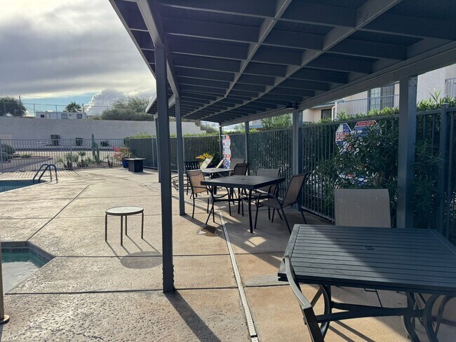 Building Photo - Riverfront 2BR Condo Great Views, Luxury Furnished incl UTILITIES