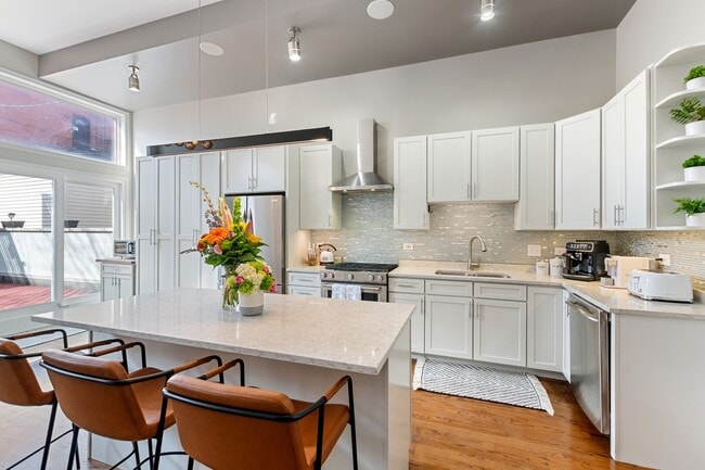 Building Photo - 1527 W Pearson St