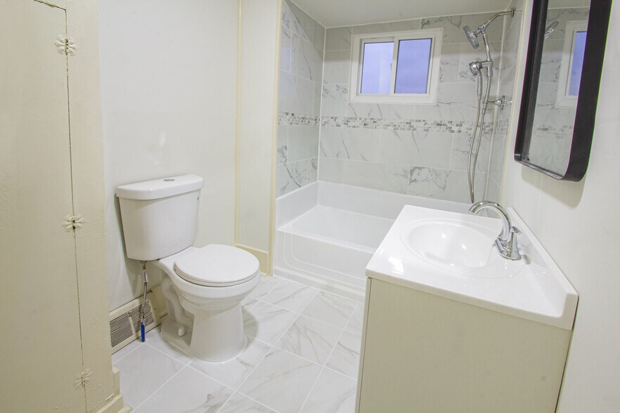 Building Photo - 206 Center St