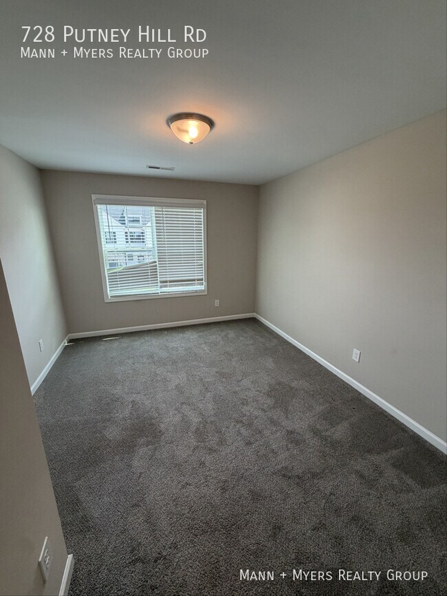 Building Photo - 728 Putney Hl Rd