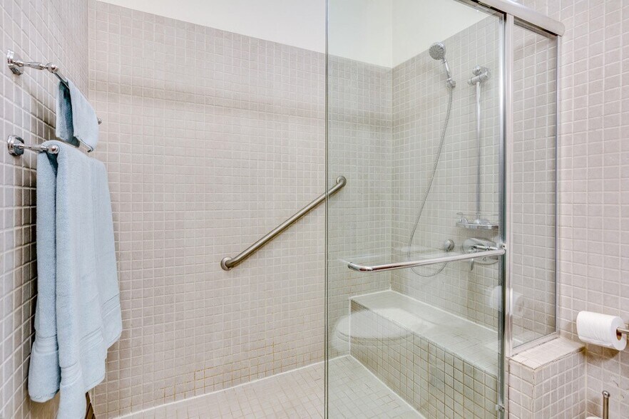 Building Photo - 921 W Newport Ave