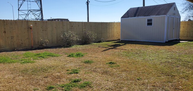 Private Backyard with Workshop/storage - 6624 Sherwood Ln