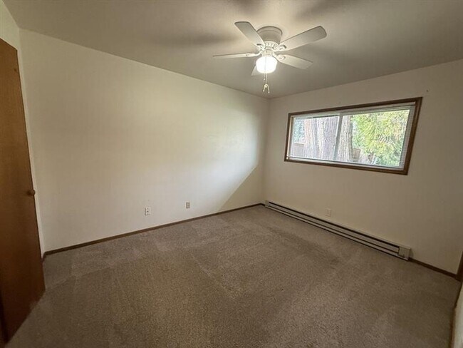 Building Photo - 163 NE Lincoln Ct