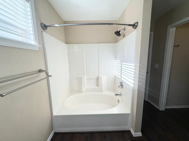 Building Photo - Modern and Updated 3bd/2b Home for Rent in...