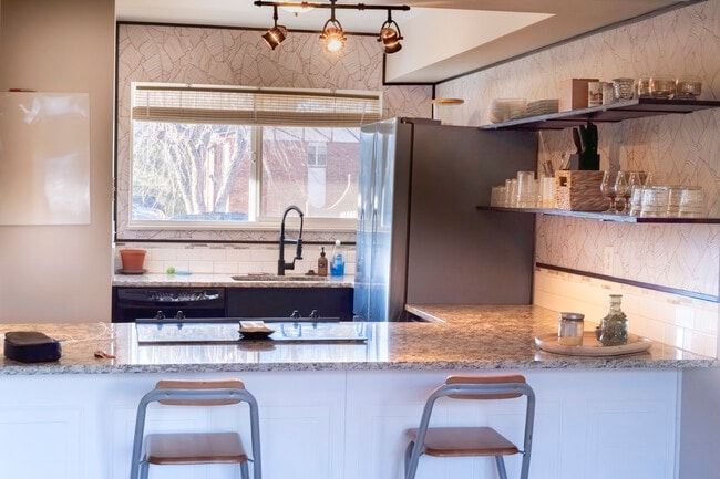 Building Photo - 1706 Palm Dr