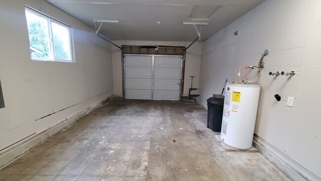 Building Photo - JUST REMODELED!! EVERYTHING BRAND NEW INSIDE THIS 3 BEDROOM, 1 BATH!!
