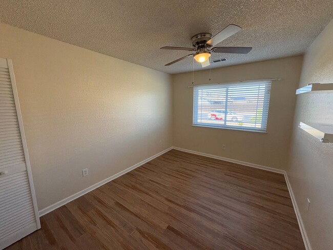 Building Photo - Lemoore Home Available Now!