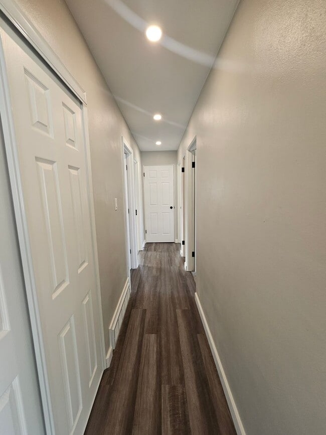 Building Photo - NE 3 bedroom 1 bath with garage near shopp...