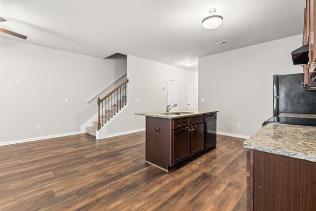 Building Photo - 3 Bedroom Townhome in Jonesboro!