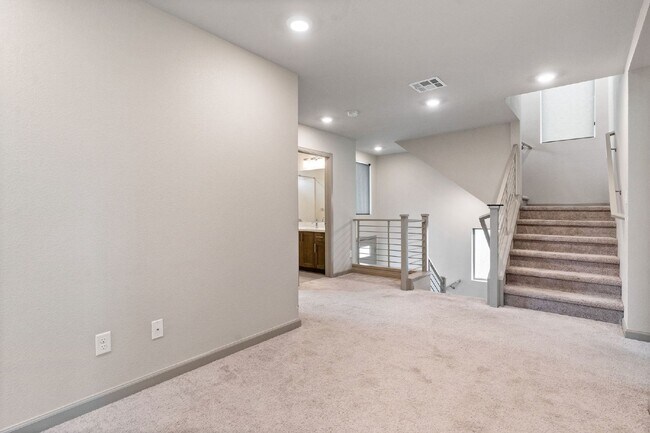 Building Photo - stunning 3-bedroom, 2.5-bathroom Tri Level Home