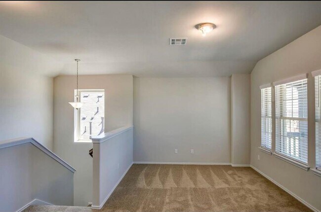 Building Photo - 129 Goldfinch Dr