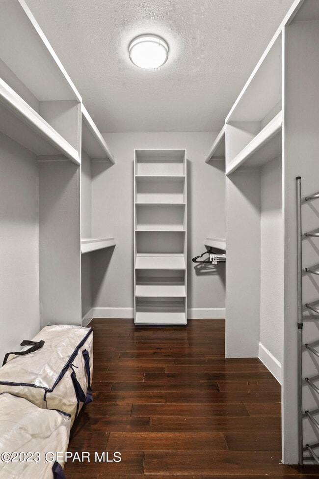 Building Photo - 413 Hollydale Dr