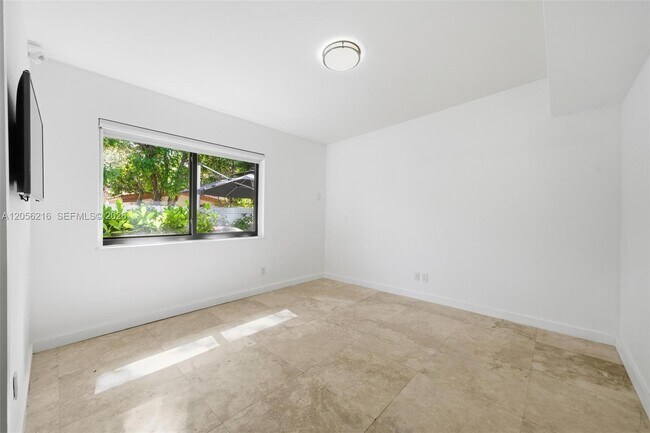 Building Photo - 2180 NE 191st Dr