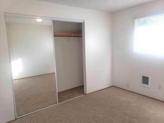 Building Photo - Inner SE Portland Duplex in Brooklyn!