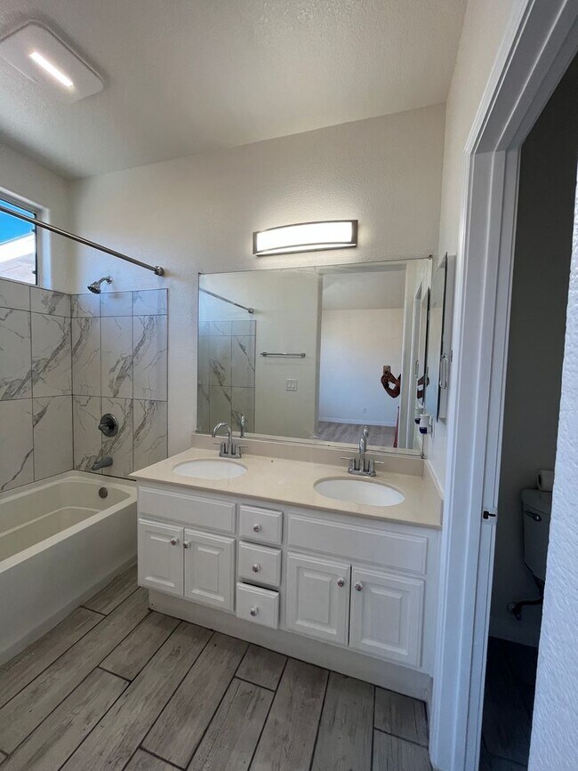 Building Photo - 2065 Banjo Dr