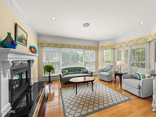 Building Photo - Luxury & Convenience!!