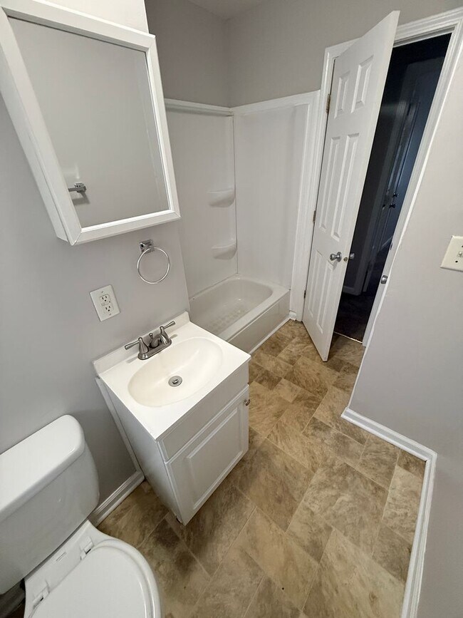 Building Photo - Eagledale - 3 BR home