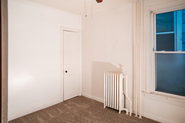 Building Photo - 556 Rose Ave E