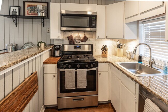 Building Photo - 1515 1/2 S Carson Ave