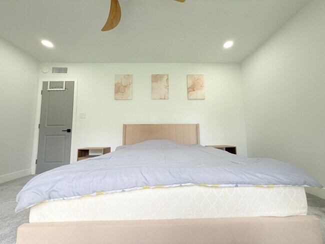 Building Photo - 9501 N Clybourn Ave