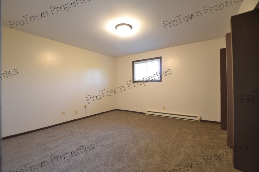 Building Photo - 636 Meadowood Ln