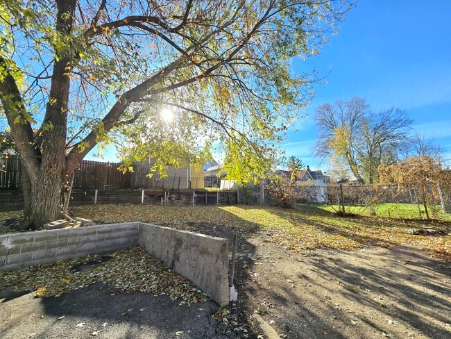 Building Photo - 328 Rosewood Ave