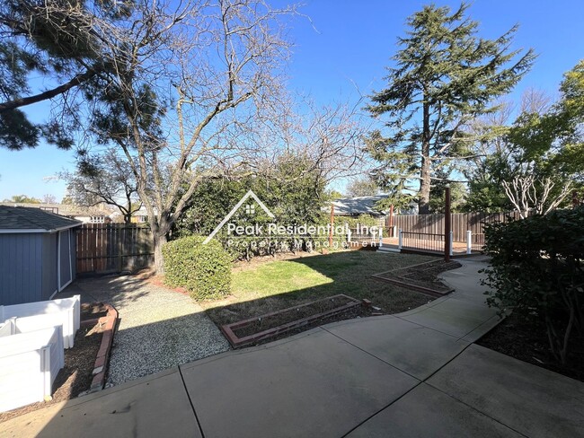 Building Photo - Spacious Roseville 3bd/3ba Home!