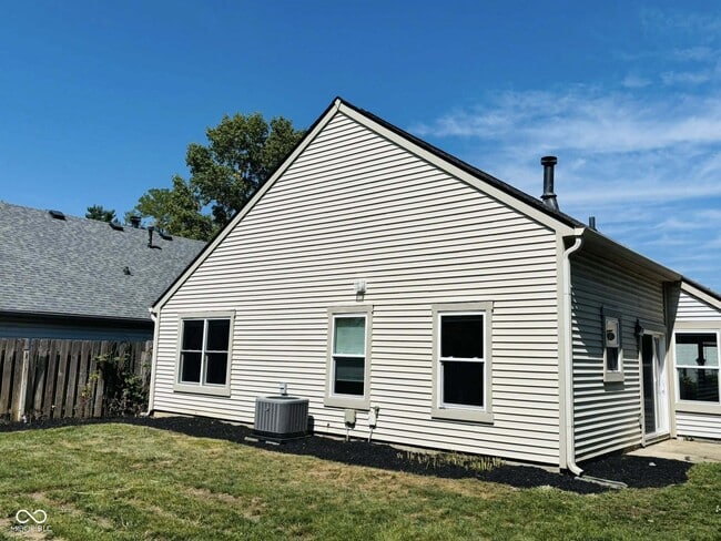 Building Photo - 9680 River Oak Ln E