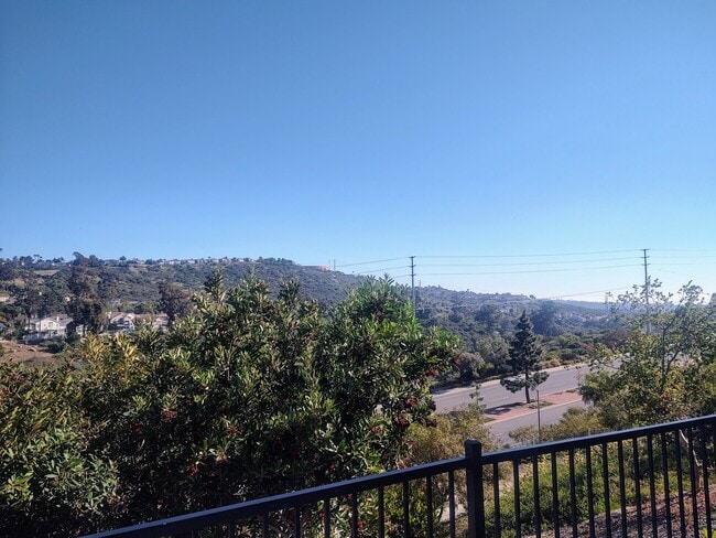 Building Photo - Desirable Coastal Townhome in Vista