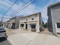 Building Photo - 1613 Main St