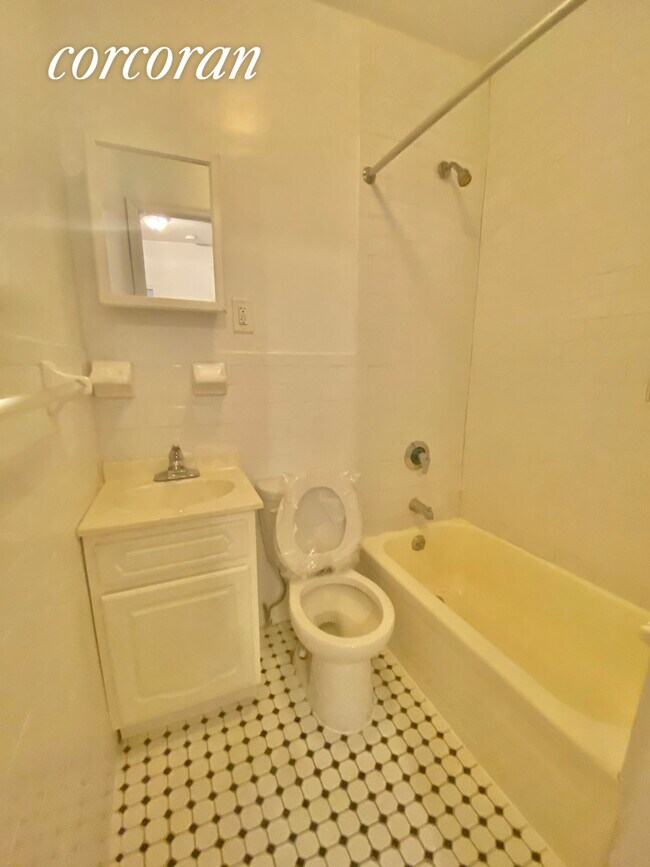 Building Photo - 413 E 70th St