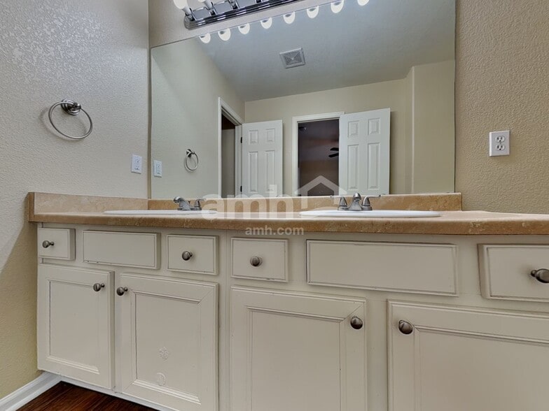 Building Photo - 1135 Legend Oak Dr