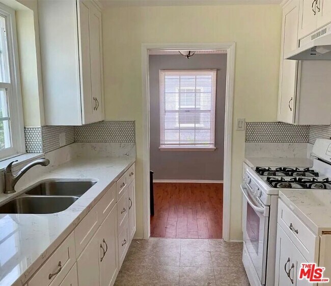 Building Photo - 5913 Overhill Dr