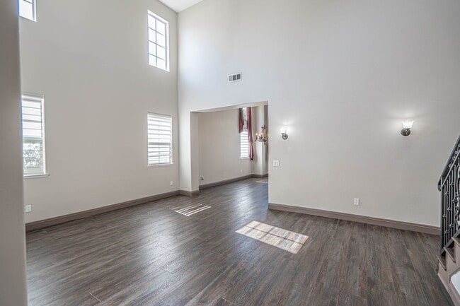 Building Photo - Tesoro Del Valle 4 Bedroom + Loft Home for...